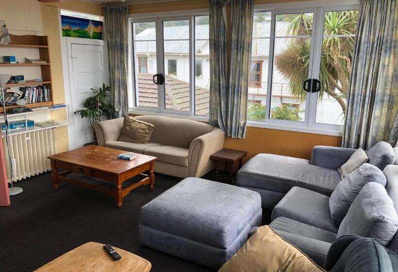 הוסטל Chalet Backpackers