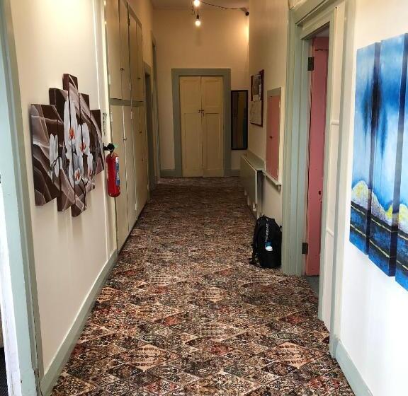 הוסטל Chalet Backpackers