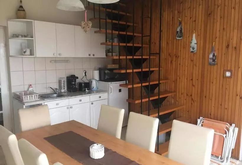 ペンション Tompos Vendégház és Pince