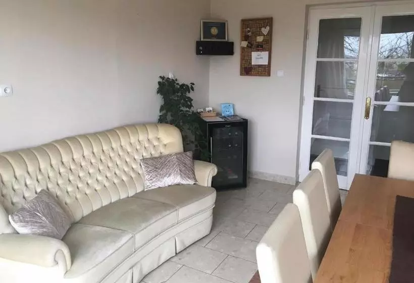 ペンション Tompos Vendégház és Pince