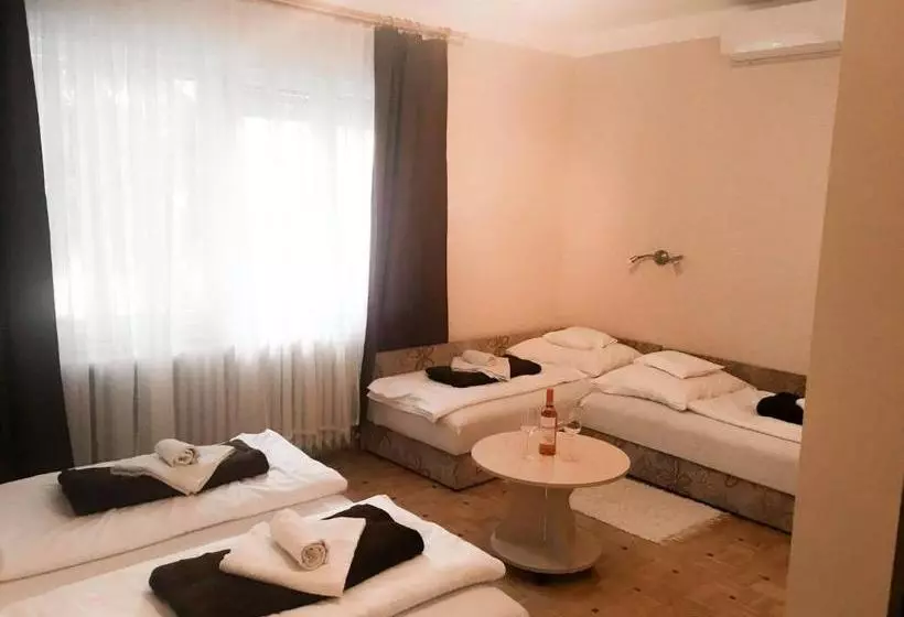 ペンション Tompos Vendégház és Pince