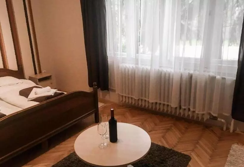 ペンション Tompos Vendégház és Pince