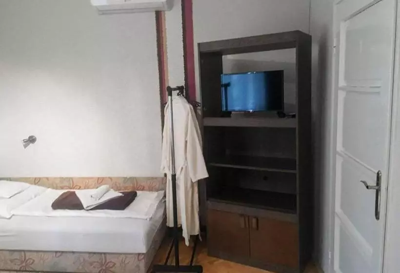 ペンション Tompos Vendégház és Pince