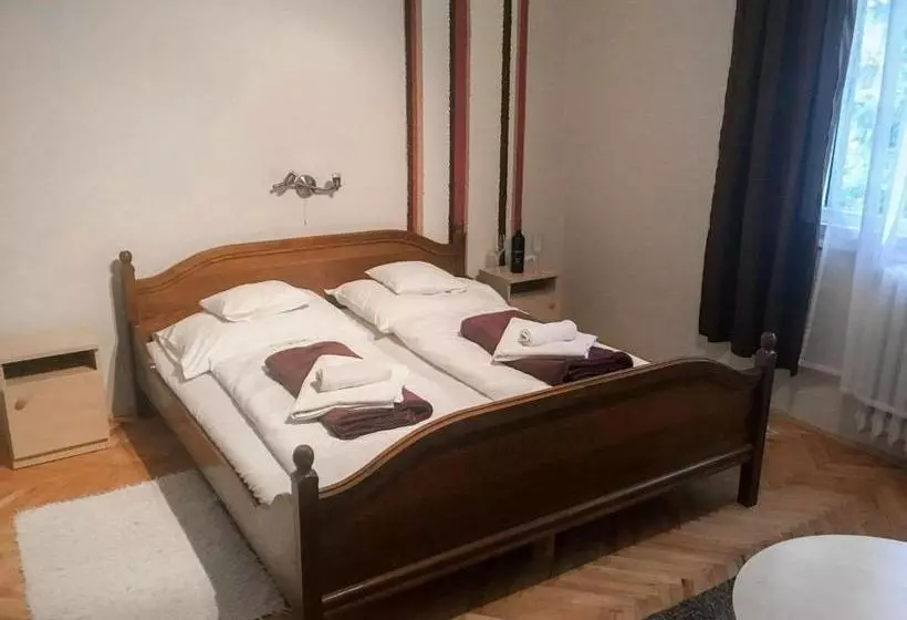 ペンション Tompos Vendégház és Pince