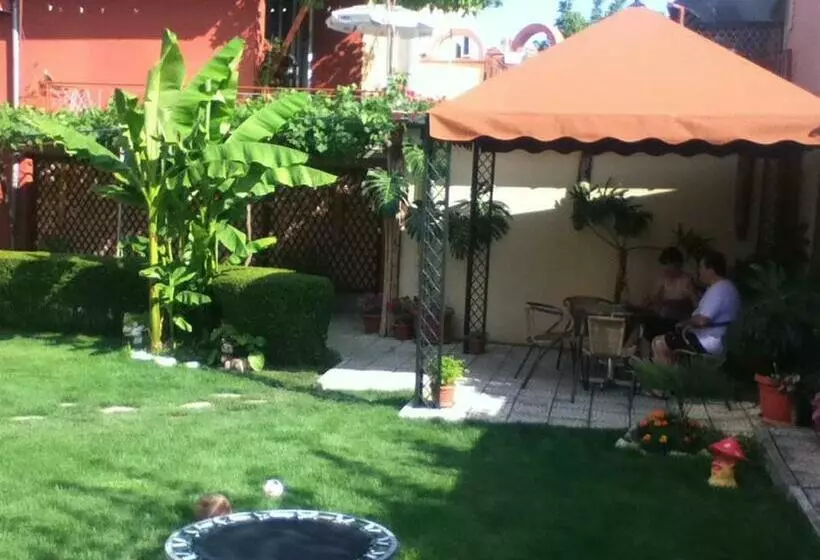 Family Hotel Deja Vu