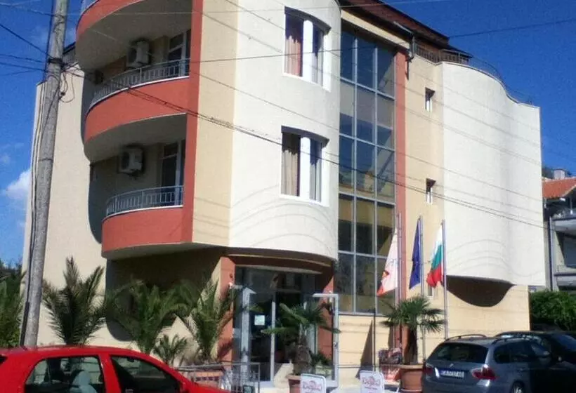 Family Hotel Deja Vu