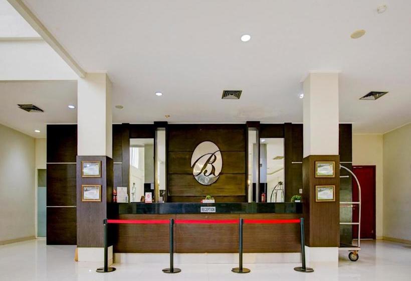 ホテル Capital O 90126 Bojonegoro