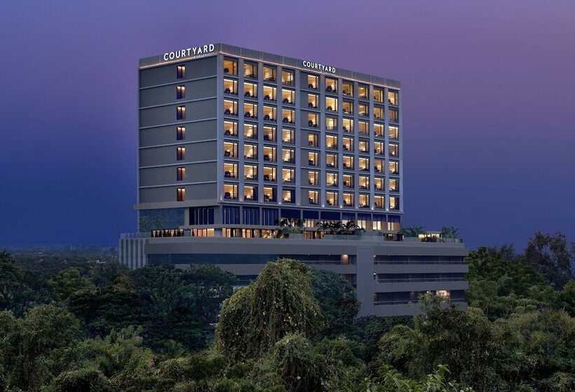 בית מלון כפרי Courtyard By Marriott Ahmedabad Sindhu Bhavan Road