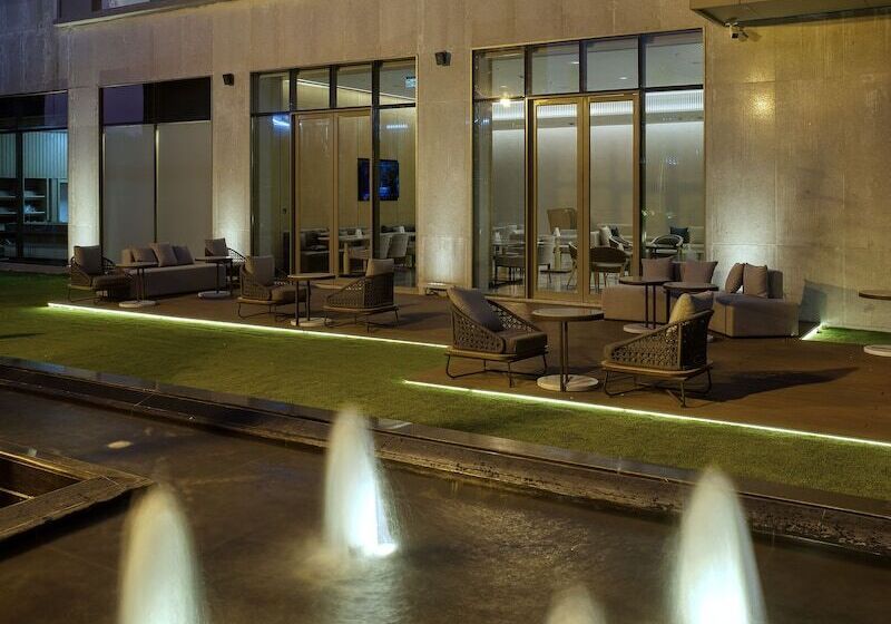 בית מלון כפרי Courtyard By Marriott Ahmedabad Sindhu Bhavan Road