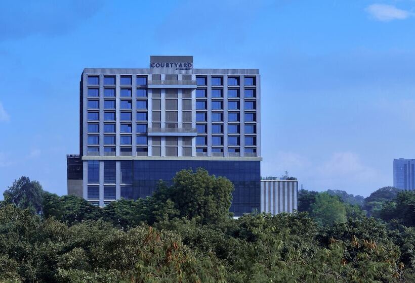 בית מלון כפרי Courtyard By Marriott Ahmedabad Sindhu Bhavan Road