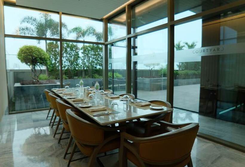 בית מלון כפרי Courtyard By Marriott Ahmedabad Sindhu Bhavan Road