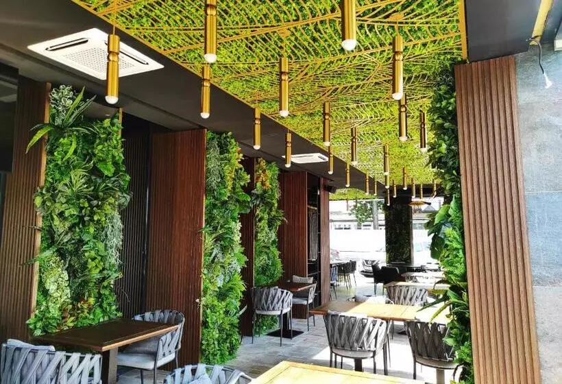 ホテル Kristal Focsani