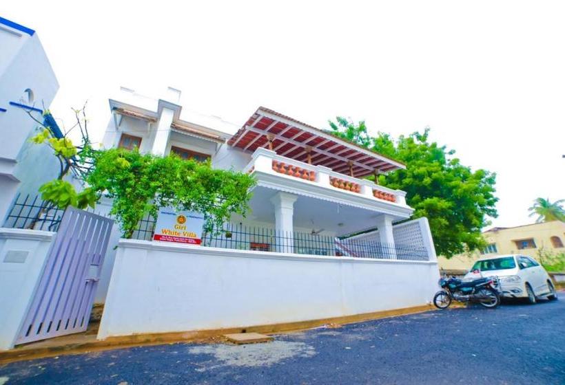 פנסיון Giri White Villa