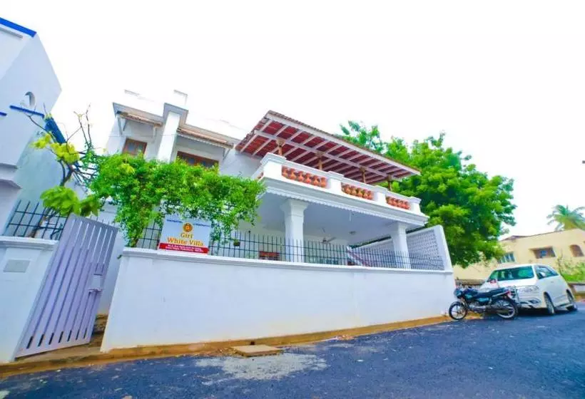 پانسیون Giri White Villa