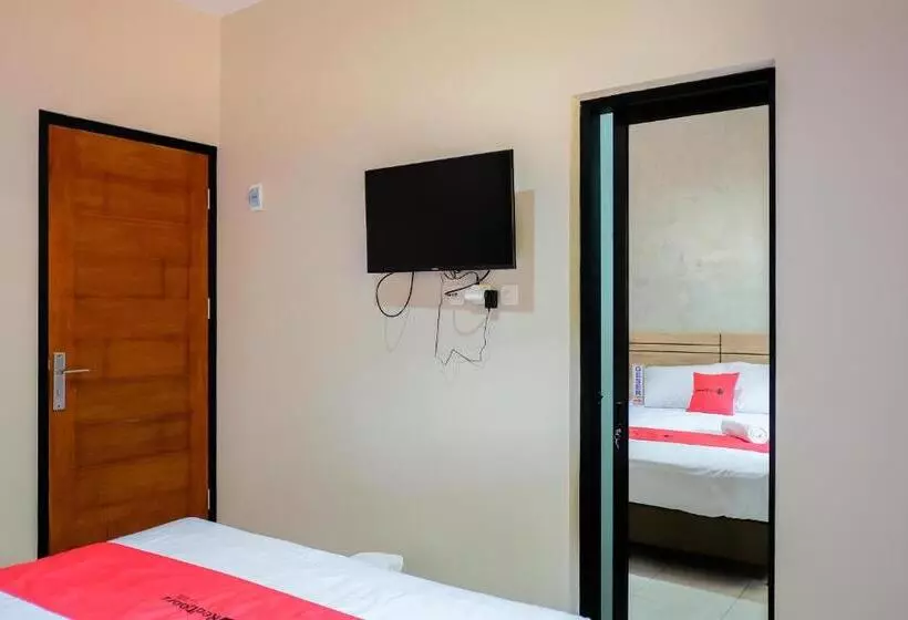 Hotelli Reddoorz  Near Trans Studio Mall Cibubur 3