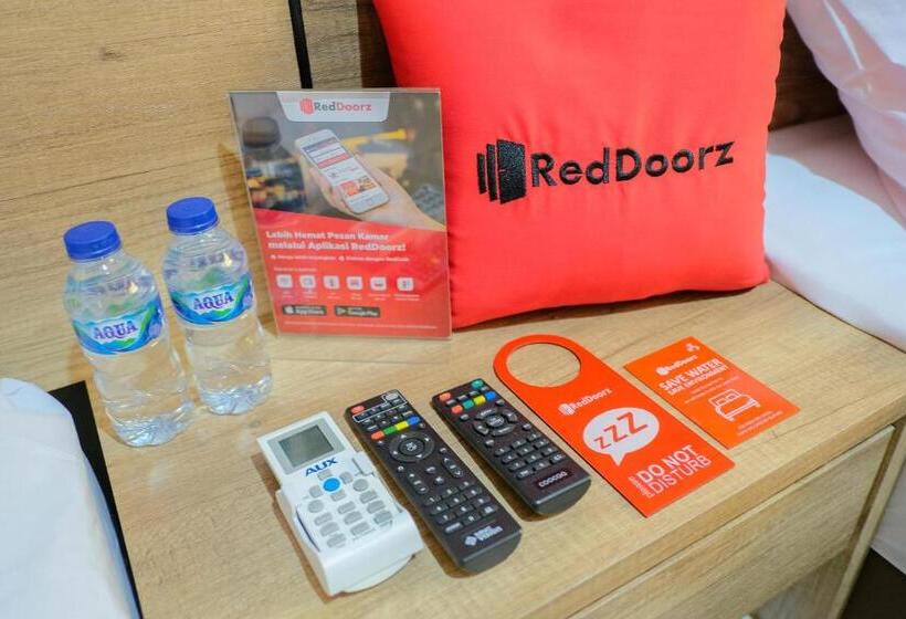Hotel Reddoorz Near Trans Studio Mall Cibubur 3
