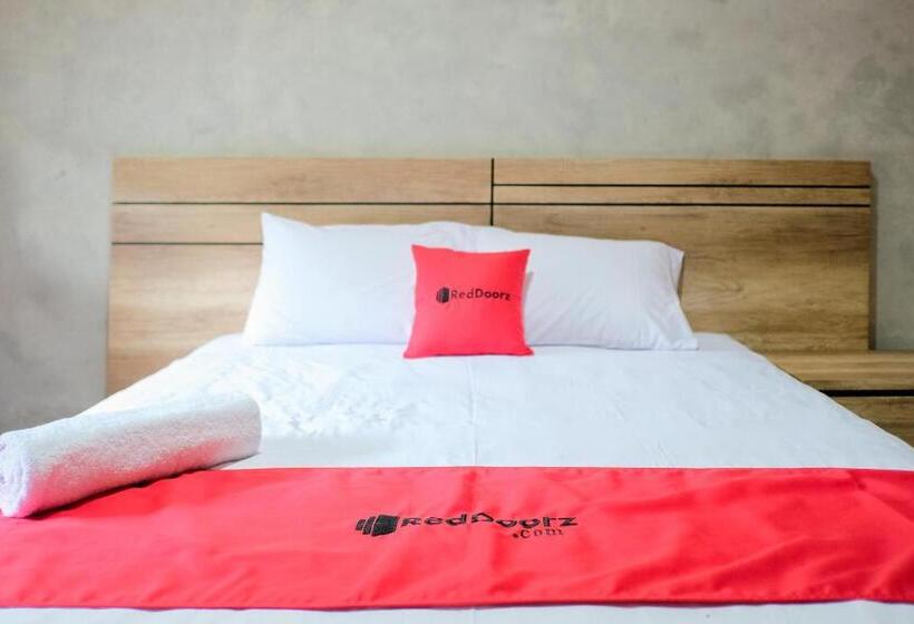 Hotel Reddoorz Near Trans Studio Mall Cibubur 3