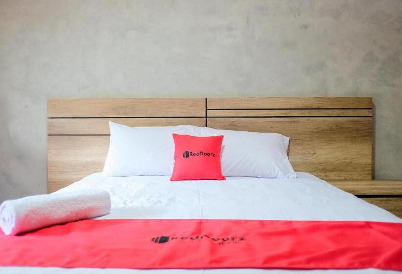 Hotel Reddoorz Near Trans Studio Mall Cibubur 3