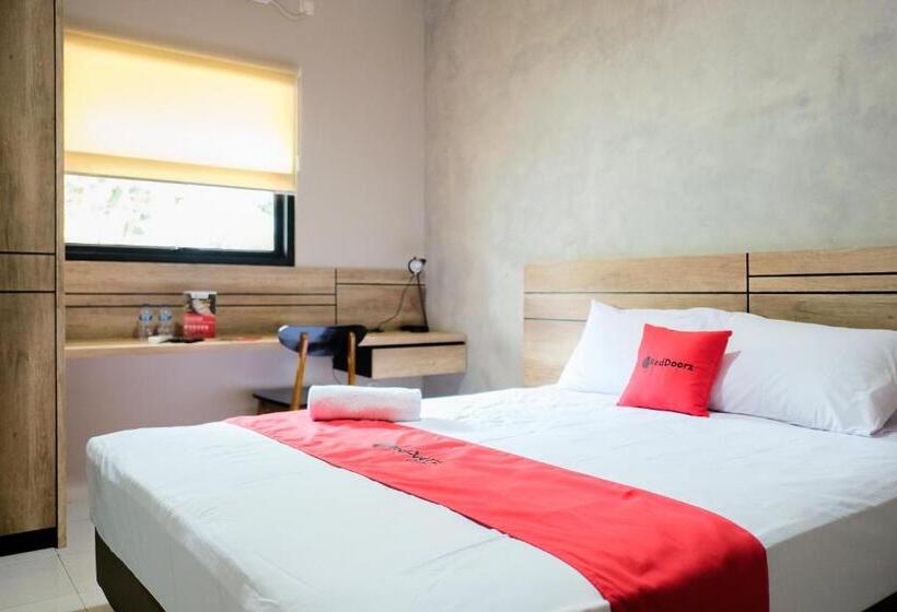 Hotel Reddoorz Near Trans Studio Mall Cibubur 3