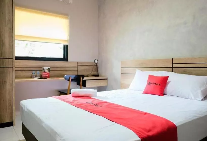 Hotelli Reddoorz  Near Trans Studio Mall Cibubur 3