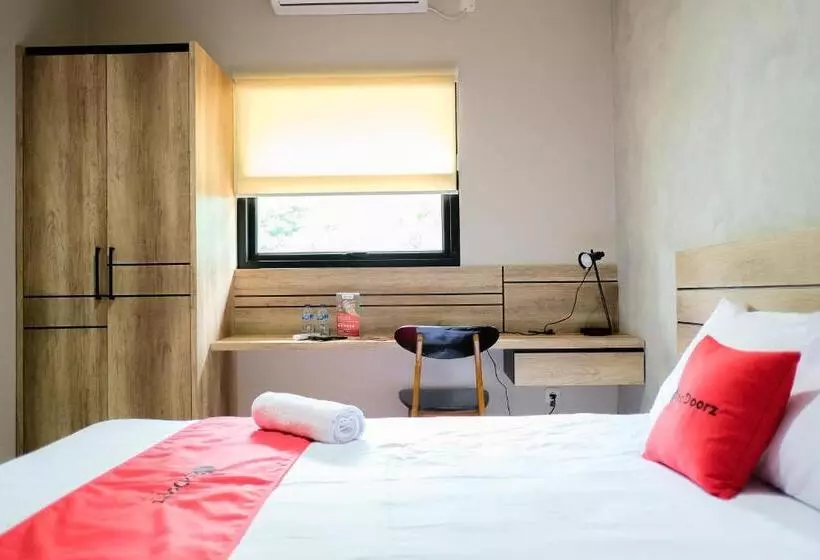 Hotelli Reddoorz  Near Trans Studio Mall Cibubur 3