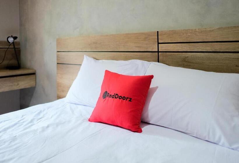 Hotel Reddoorz Near Trans Studio Mall Cibubur 3