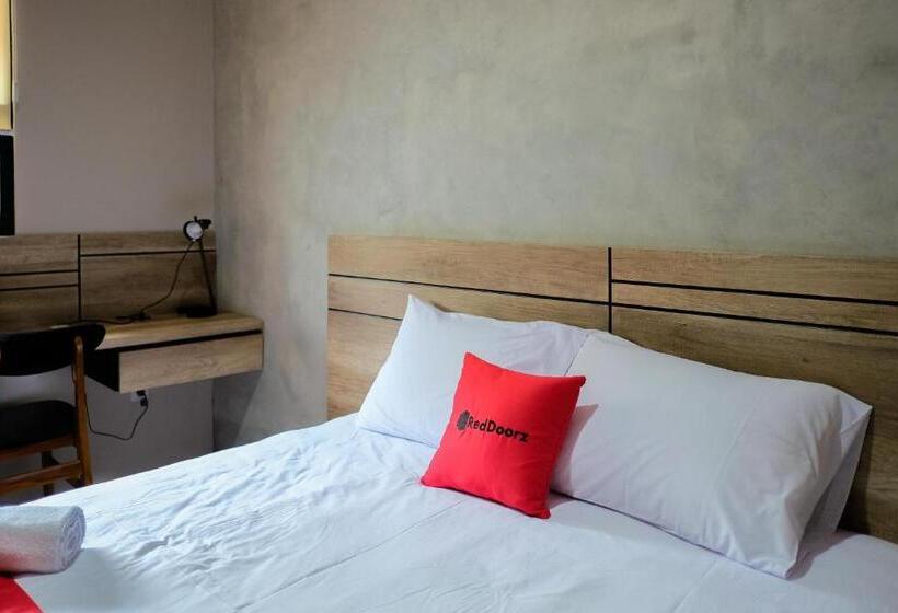 Hotel Reddoorz Near Trans Studio Mall Cibubur 3