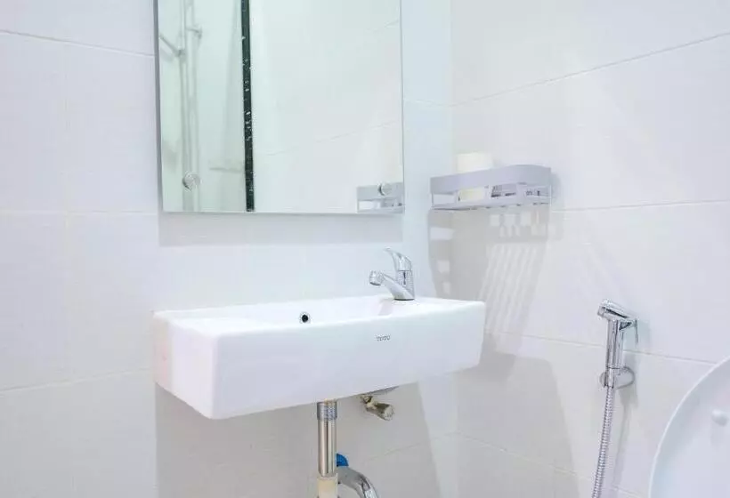 Hotelli Reddoorz  Near Trans Studio Mall Cibubur 3