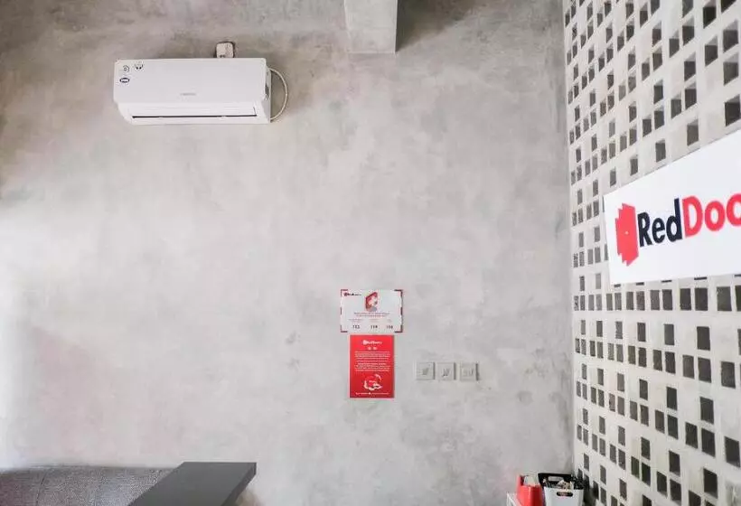 Hotelli Reddoorz  Near Trans Studio Mall Cibubur 3