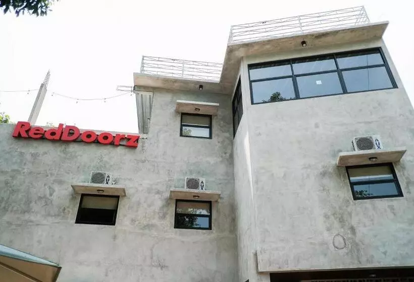 Hotelli Reddoorz  Near Trans Studio Mall Cibubur 3