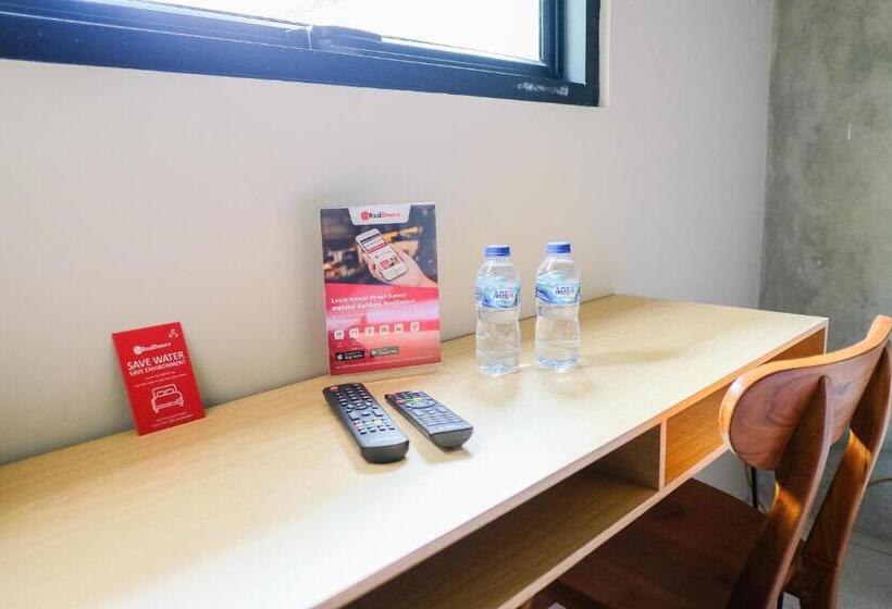 Hotel Reddoorz Near Trans Studio Mall Cibubur 3