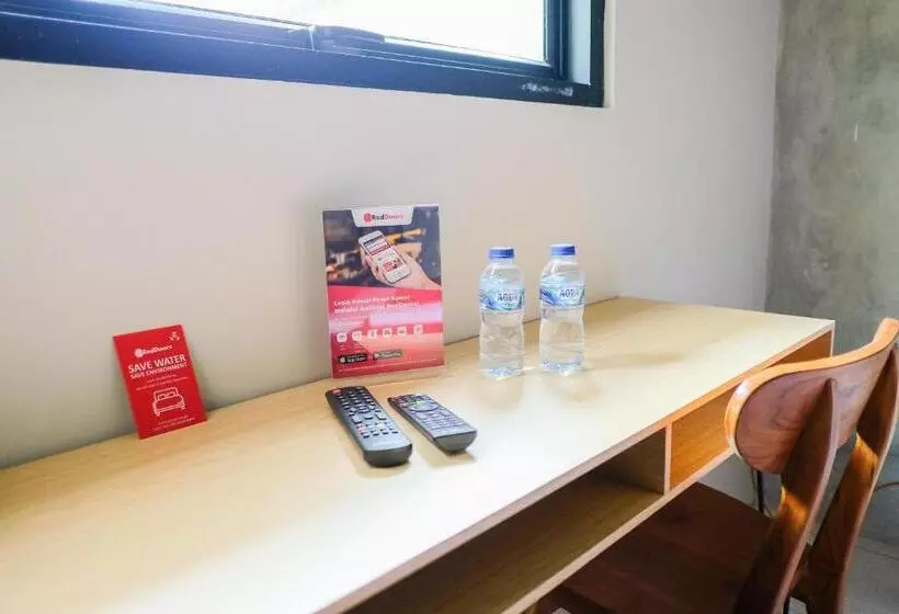 Hotelli Reddoorz  Near Trans Studio Mall Cibubur 3