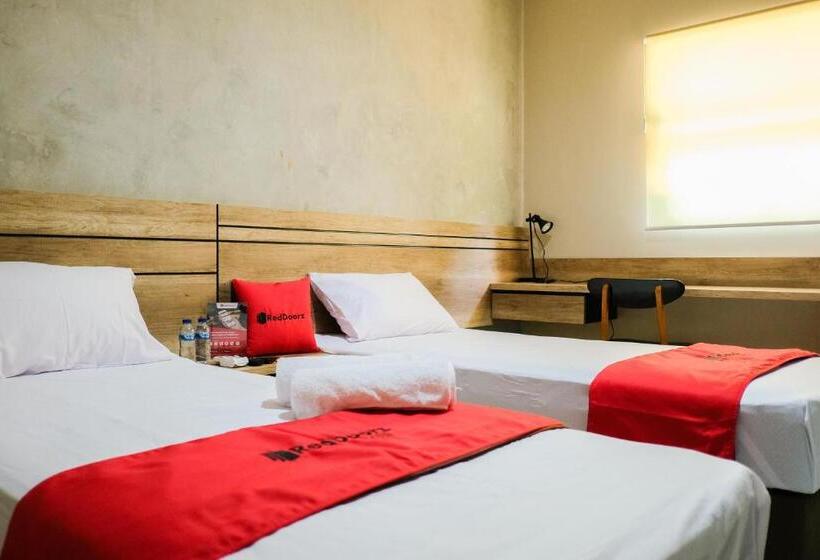 Hotel Reddoorz Near Trans Studio Mall Cibubur 3