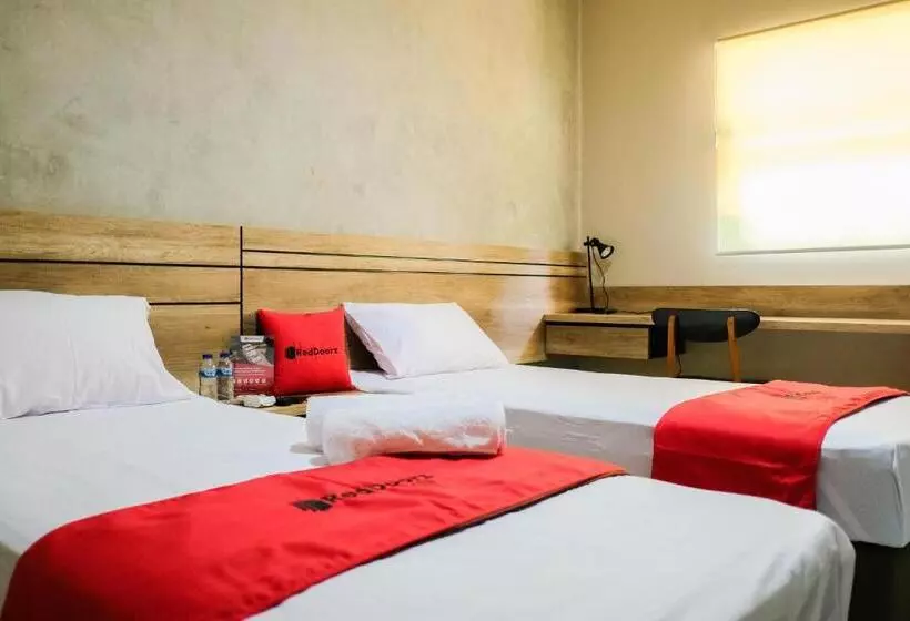 Hotelli Reddoorz  Near Trans Studio Mall Cibubur 3