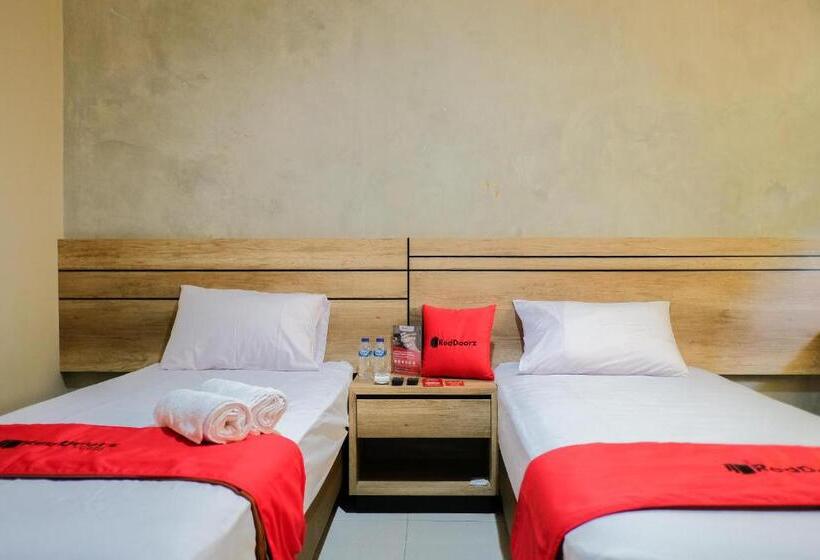 Hotel Reddoorz Near Trans Studio Mall Cibubur 3