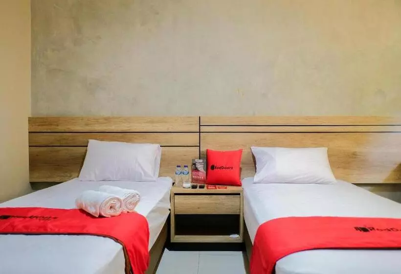 Hotelli Reddoorz  Near Trans Studio Mall Cibubur 3
