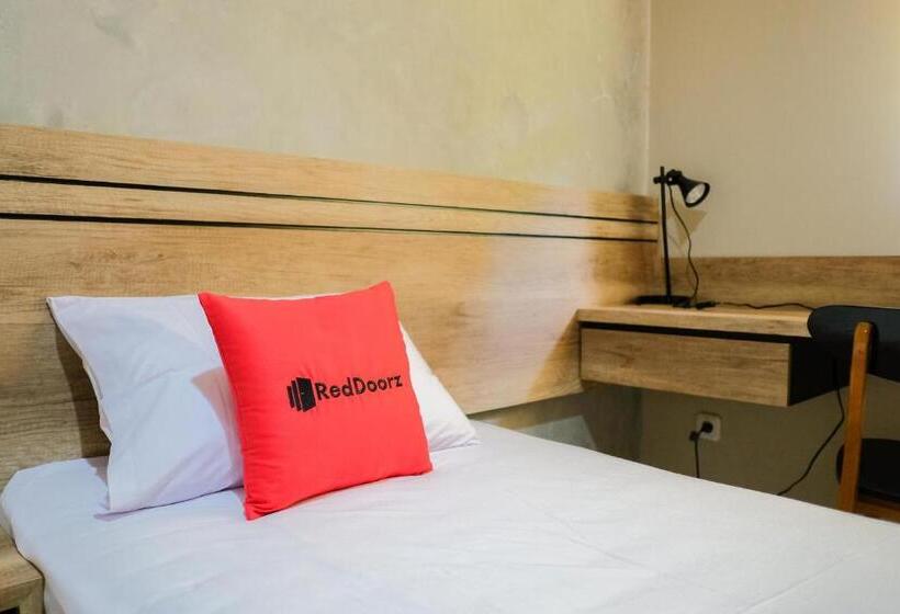 Hotel Reddoorz Near Trans Studio Mall Cibubur 3