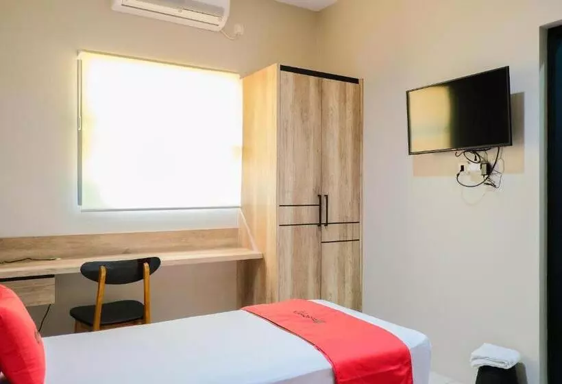 Hotelli Reddoorz  Near Trans Studio Mall Cibubur 3