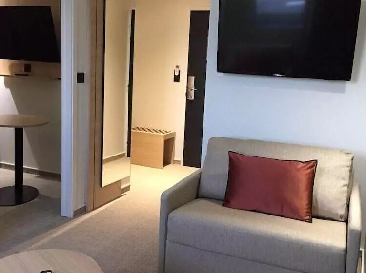 Hotelli Akena Troyes  La Chapelle Stluc