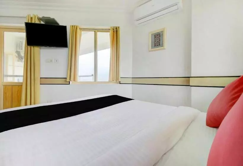 Hotelli Collection O 75308 Floatel International Beach Resort