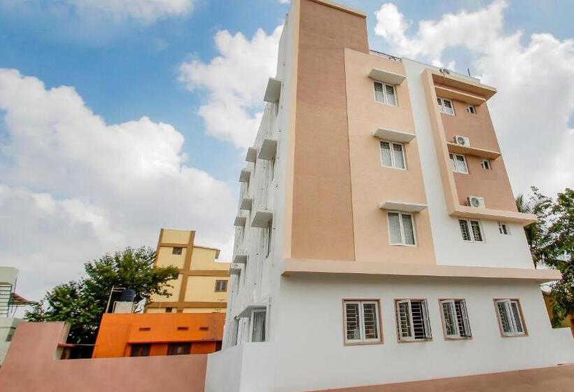 Hotel Capital O New Paradise Inn