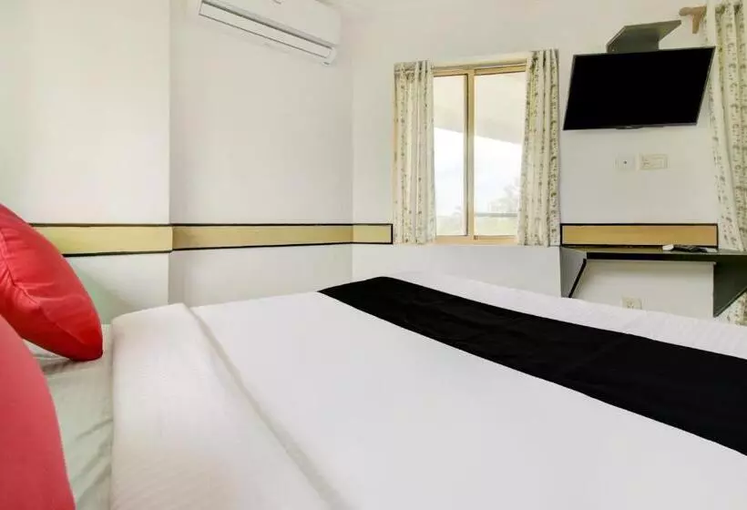 Hotelli Collection O 75308 Floatel International Beach Resort