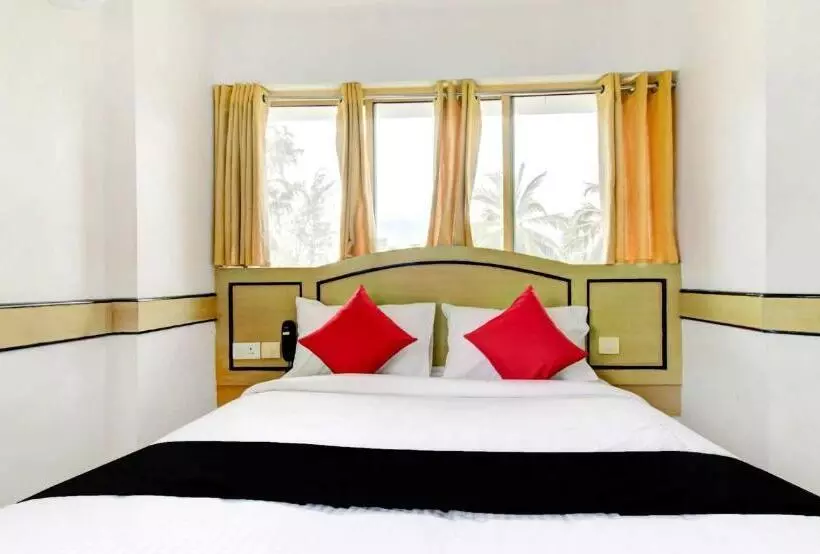 Hotelli Collection O 75308 Floatel International Beach Resort