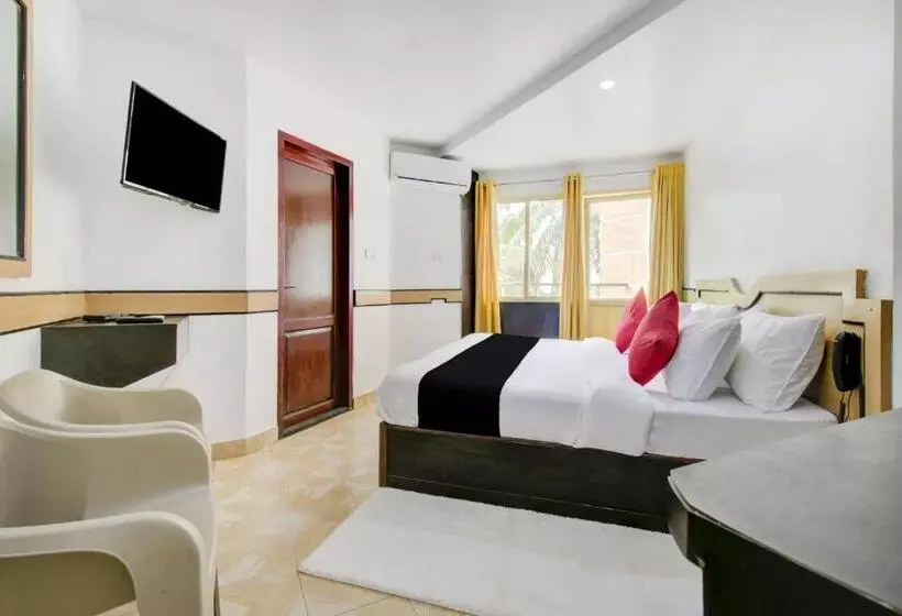 Hotelli Collection O 75308 Floatel International Beach Resort