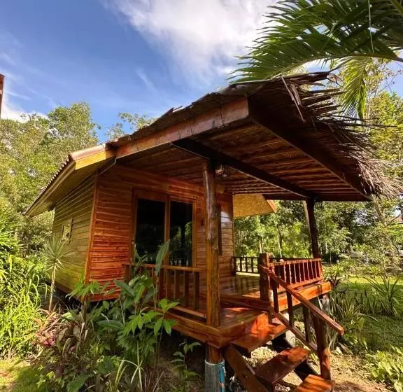 Koh Jum Bungalow & Hostel