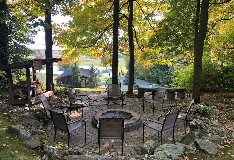 Retkeilymaja Sojourner's Lodge & Log Cabin Suites