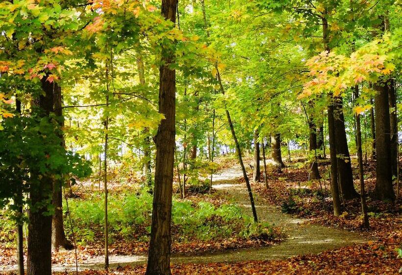 فندق صغير Sojourner's Lodge & Log Cabin Suites