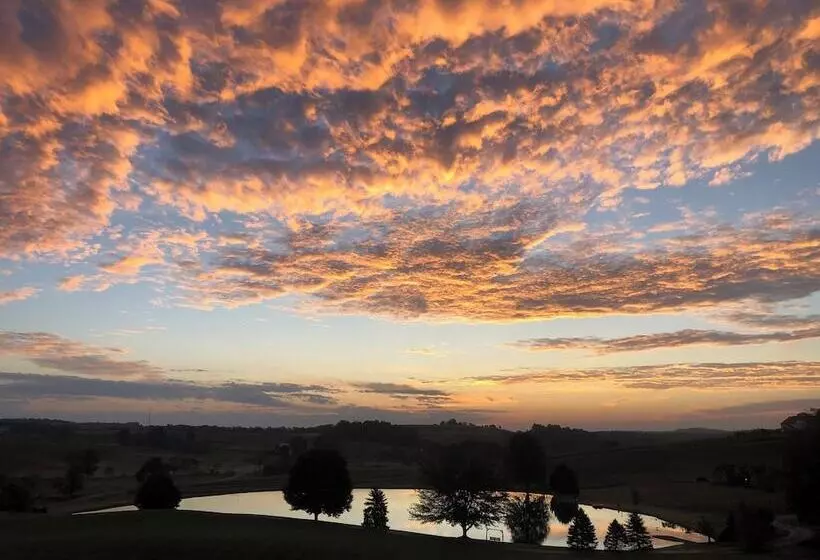 Retkeilymaja Sojourner's Lodge & Log Cabin Suites