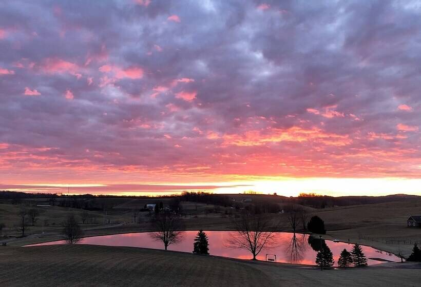 فندق صغير Sojourner's Lodge & Log Cabin Suites