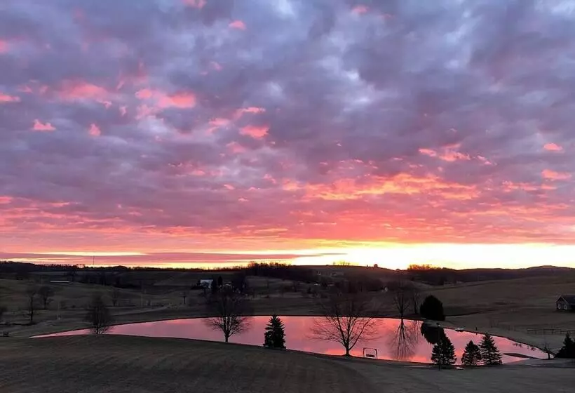 Retkeilymaja Sojourner's Lodge & Log Cabin Suites